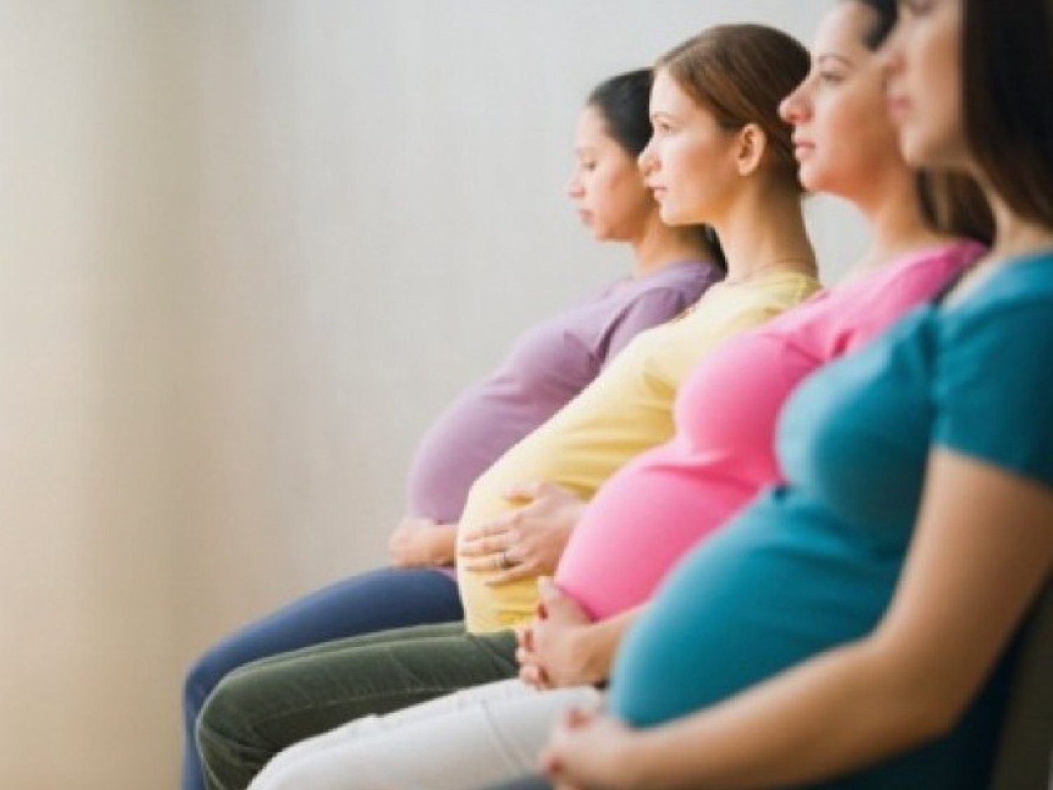 الفوائد والاحتياطات المتعلقة بالتدليك خلال فترة الحمل