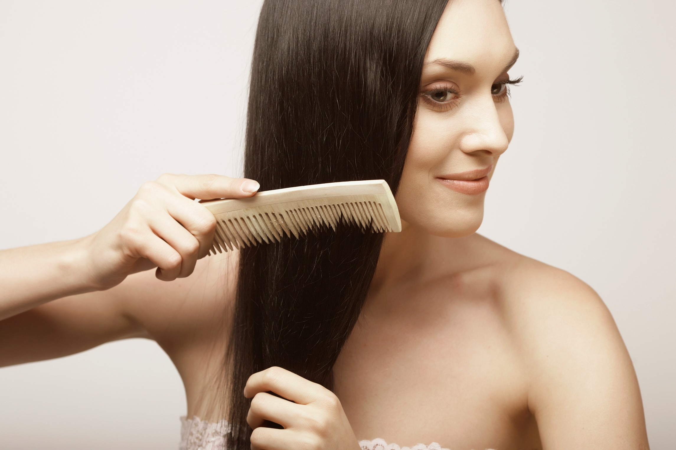 كيف تحافظي على صحة شعرك الجاف بأفضل الوسائل