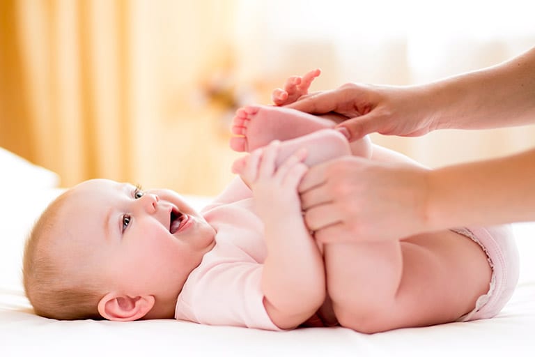 إليك أفضل الطرق العلاجية للتخلص من غازات الطفل الرضيع