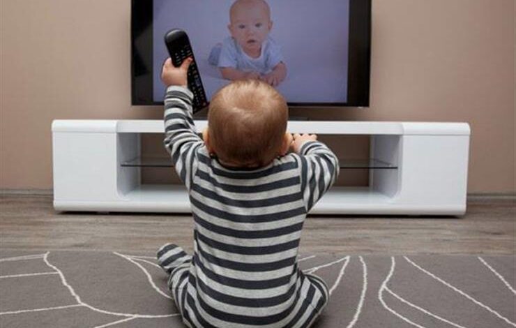 ما هو تأثير التلفزيون على الأطفال فوائده وأضراره