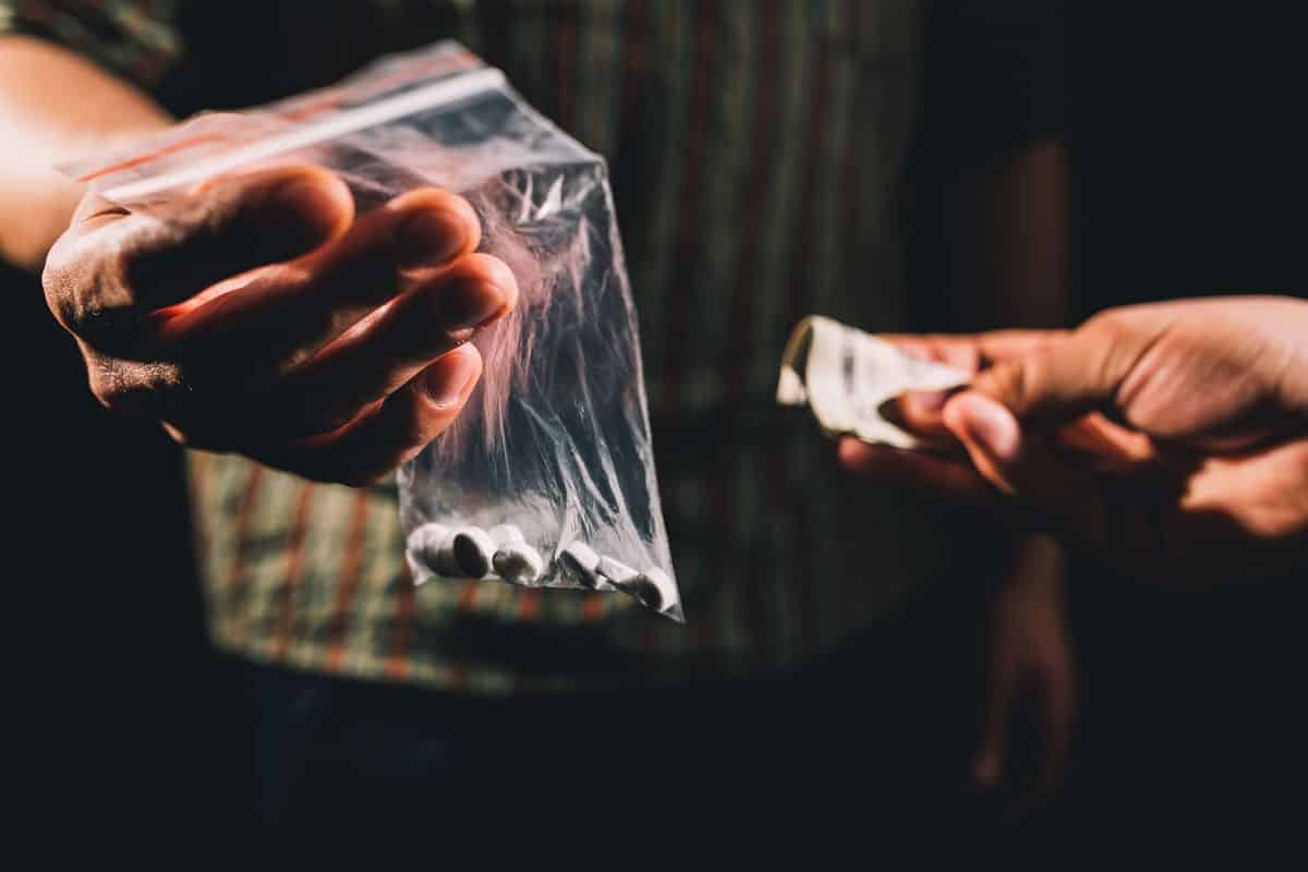 حقائق عن إدمان المخدرات وما هي العوامل التي تؤدي لتعاطيها