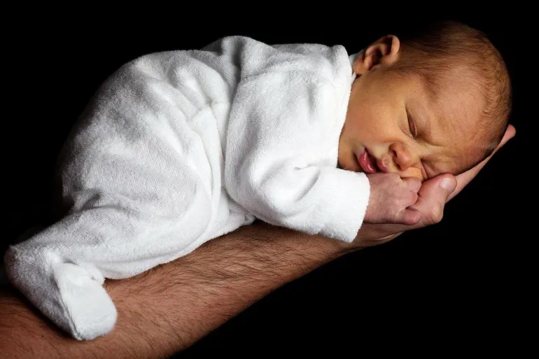 كيفية العناية بالطفل حديث الولادة ونصائح طبية